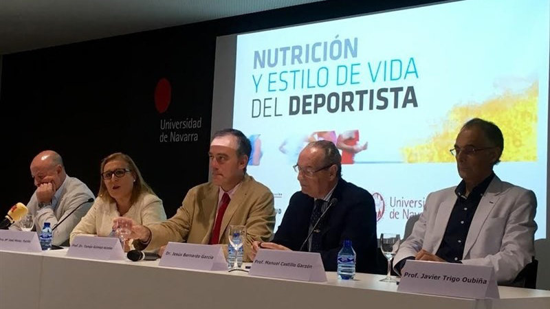 Charla sobre nutrición y estilo de vida del deportista en la Universidad de Navarra. EP