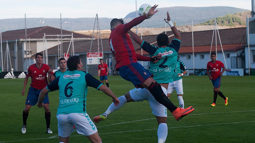 Osasuna Promesas juega un intenso partido contra el Racing de Santander. MIGUEL OSÉS (12)