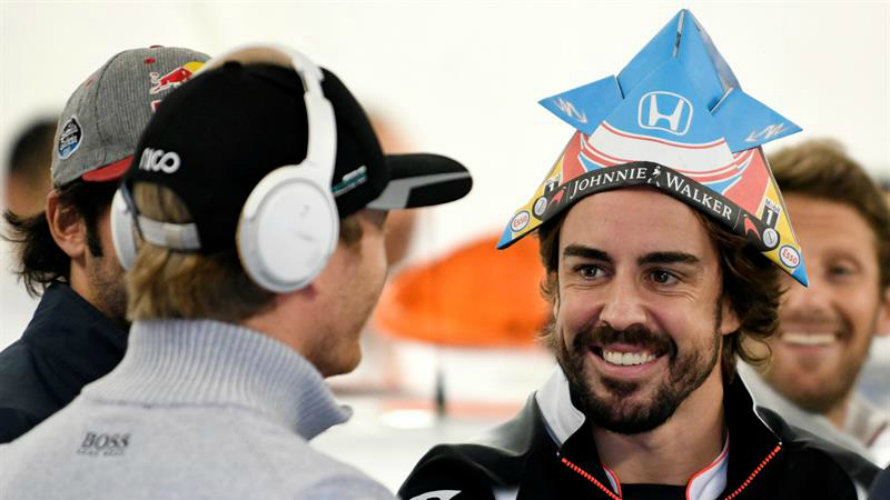 Fernando Alonso sonríe en el GP de Japón. Efe.