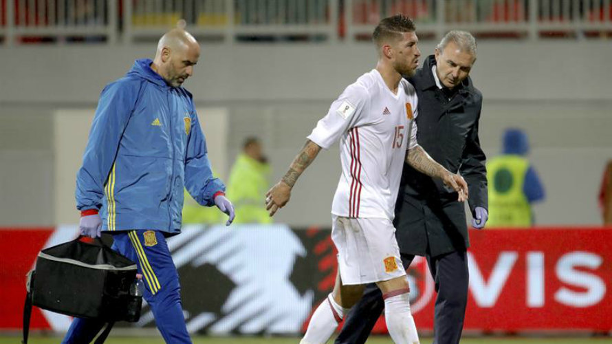 Sergio Ramos se retira lesionado en Albania. Efe.