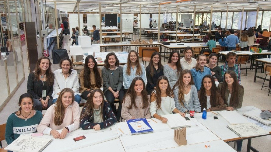 Un grupo de alumnas de Bachillerato que ha visitado la Escuela de Arquitectura de la Universidad de Navarra.