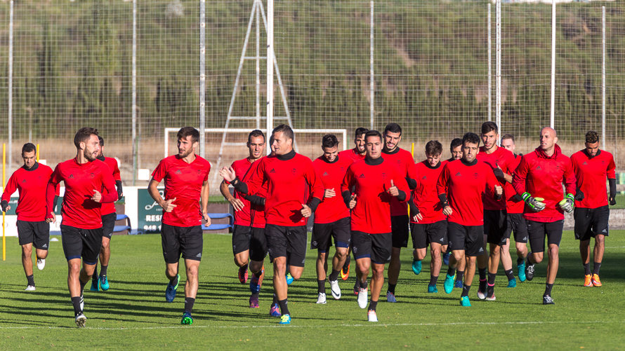 Primer entrenamiento de Osasuna en las instalaciones de Tajonar tras el parón de Liga por los partidos internacionales, durante la tarde de este lunes. IÑIGO ALZUGARAY