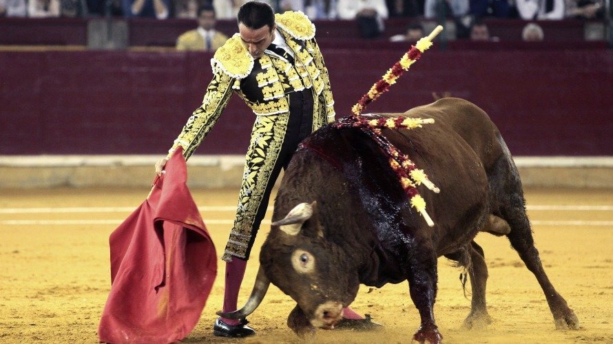 El diestro Enrique Ponce en la faena a su segundo toro, de la ganadería Juan Pedro Domecq. EFE. JAVIER CEBOLLADA