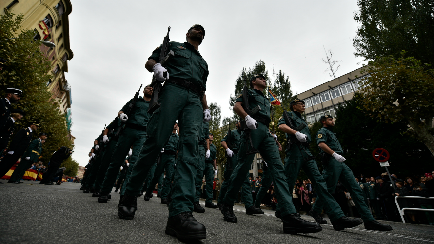 Desfile de la Guardia Civil en el Día de Fiesta Nacional por la avenida de Galicia de Pamplona. PABLO LASAOSA
