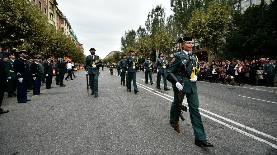 Desfile de la Guardia Civil en el Día de Fiesta Nacional por la avenida de Galicia de Pamplona.  PABLO LASAOSA