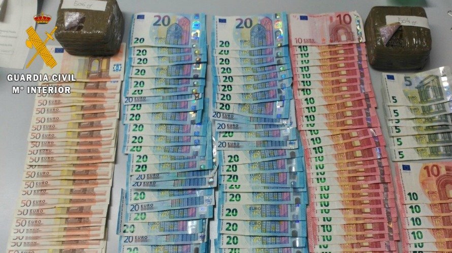 Los más de 2.500 euros en efectivo y el hachís que la Guardia Civil incautó en Alsasua.