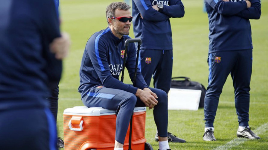 Luis Enrique dirige el entrenamiento de su equipo. Foto web FC Barcelona.