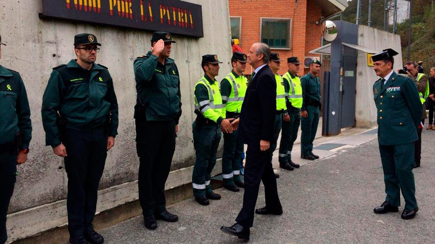 El director general de la Guardia Civil, Arsenio Fernández de Mesa, ha visitado al Teniente y al Sargento agredidos en la madrugada del sábado.
