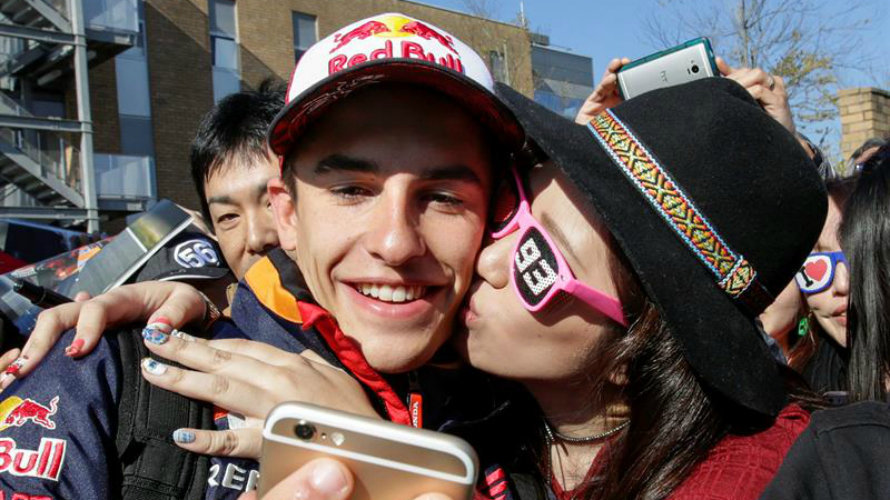 Márquez recibe el beso de una aficionada en Japón. Efe.