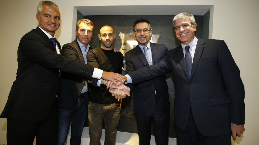 Javier Mascherano, en el centro, firmando el acuerdo de renovación. Foto web FC Barcelona.