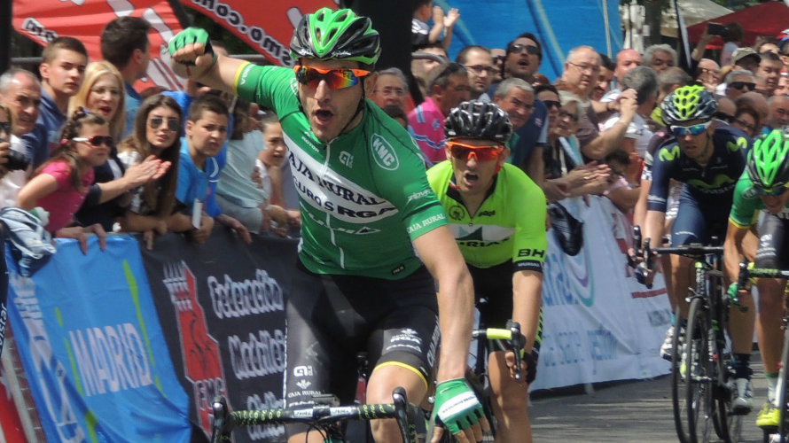 Carlos Barbero entra vencedor de una etapa al esprint.