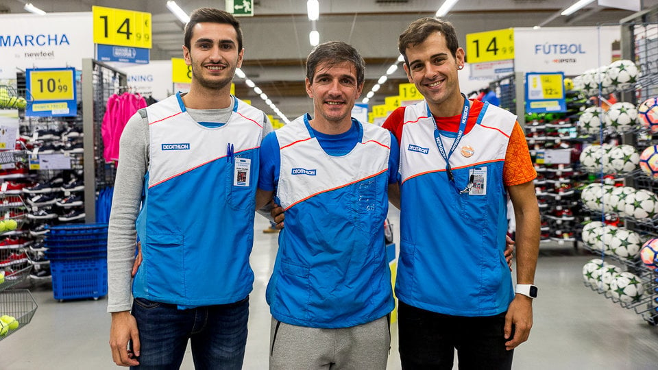 Javier Colomo, Ismael Marchal e Igor Puy, empleados de la tienda de deportes Decathlon Pamplona de Berriozar. IÑIGO ALZUGARAY