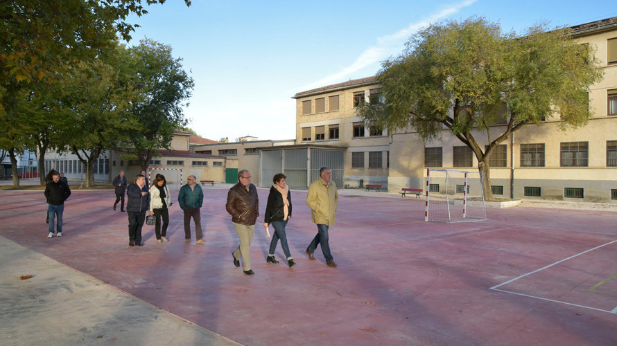 La comisión y gerencia de Urbanismo visita el patio del Colegio Público Nicasio Landa.