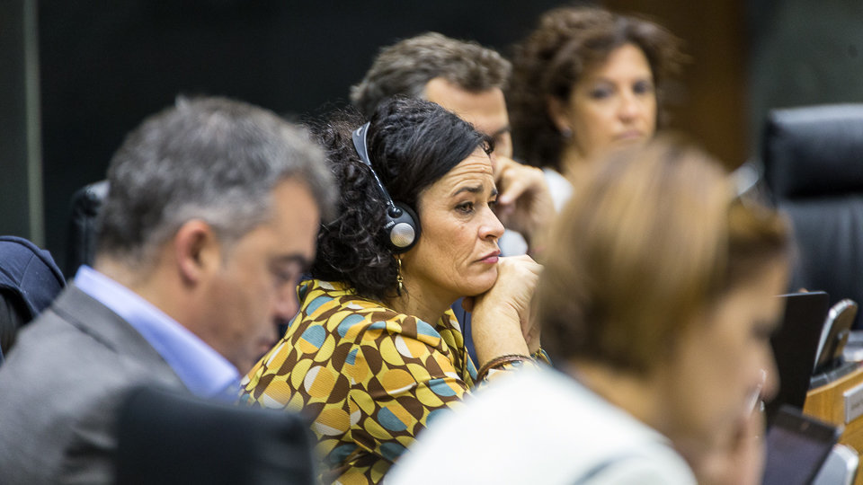 María Inmaculada Jurío (PSN) escucha una intervención en el pleno del Parlamento de Navarra (1). IÑIGO ALZUGARAY