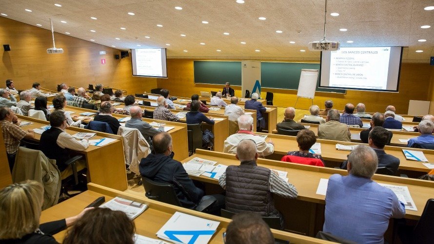 -jornada de formación para accionistas sobre macroeconomía y mercados organizado por Caixabank en el Museo de la Universidad de Navarra.