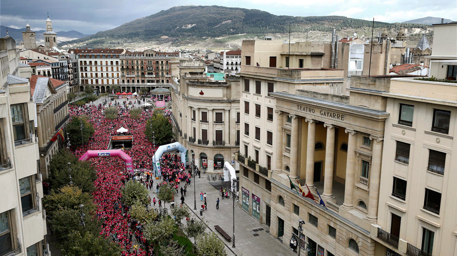 El espíritu positivo de la asociación Saray contra el cáncer de mama ha recorrido esta mañana las calles de Pamplona en una carrera solidaria. EFE/Jesús Diges.