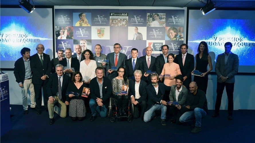 Foto de familia de los galardonados con los III Premios Maria de Villota y V Premios Ciudad de la Raqueta. FERNANDO VILLAR. EFE