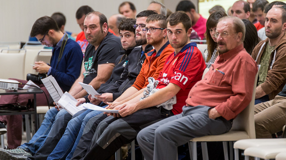 Multitudinaria asamblea de socios del Club Atlético Osasuna celebrada en el hotel Iruña Park de Pamplona. IÑIGO ALZUGARAY (3)