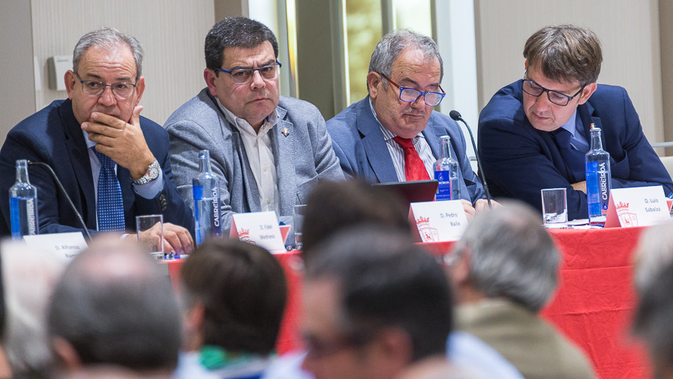 Multitudinaria asamblea de socios del Club Atlético Osasuna celebrada en el hotel Iruña Park de Pamplona. IÑIGO ALZUGARAY (4)