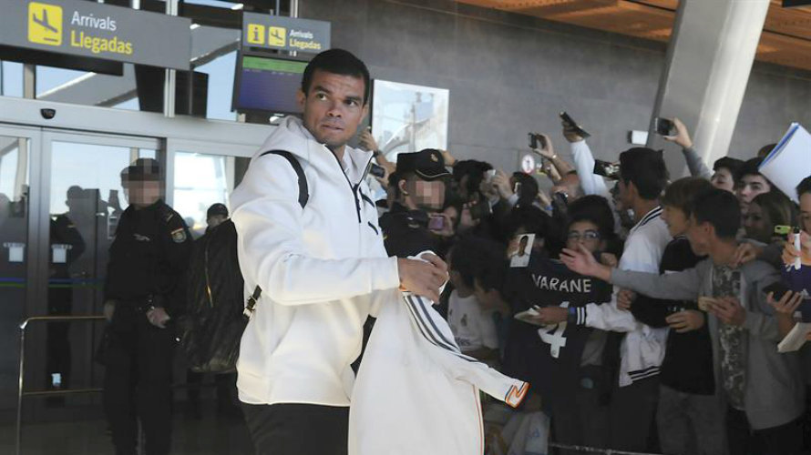 Pepe firma una camiseta a la llegada del Real Madrid a León. Efe.