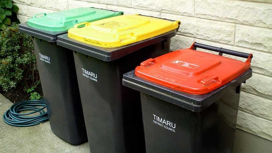 Cubos de basura para reciclaje.