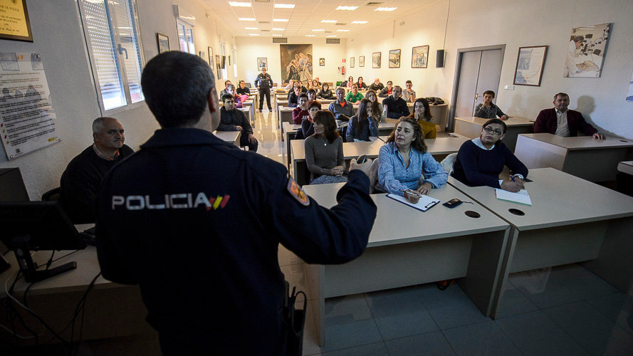 La Policia Nacional ofrece una charla a los voluntarios de ASVONA de cara a los juegos del Mediterráneo 2016. PABLO LASAOSA