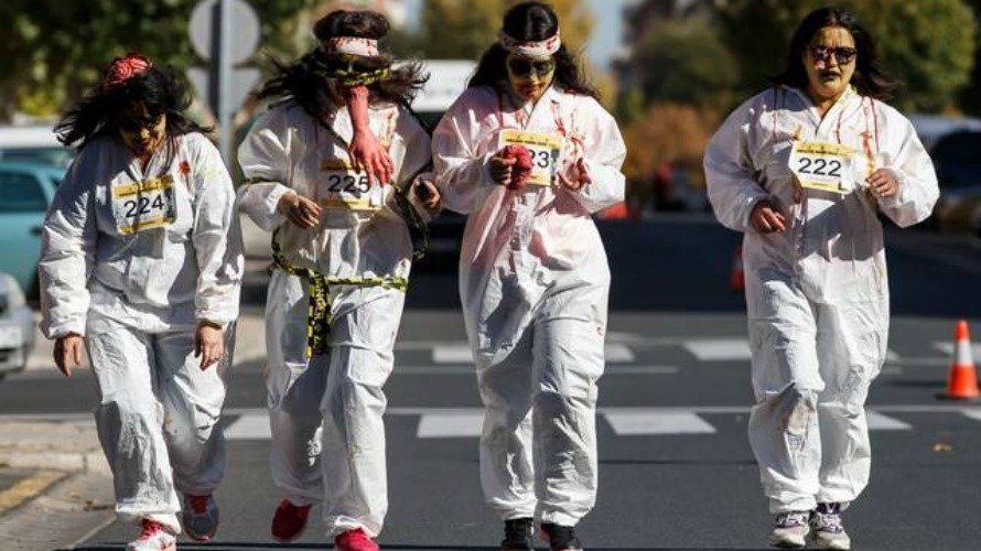 Los ecologistas se ponen el disfraz para correr contra energía nuclear zombi. EFE