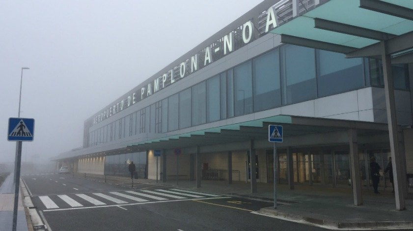 El aeropuerto de Pamplona-Noáin, cubierto de niebla este miércoles 2 de noviembre. 