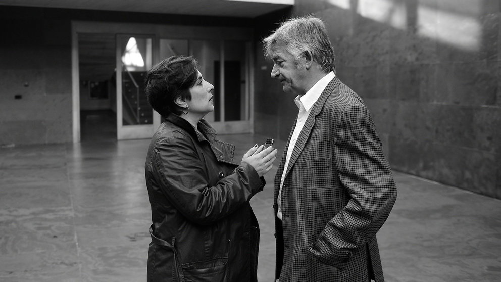 La portavoz del Gobierno de Navarra, María Solana habla con Koldo Martínez. PABLO LASAOSA