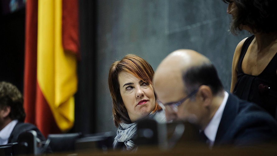La presidenta del Parlamento Ainhoa Aznarez durante el pleno de esta tarde. MIGUEL OSÉS_10