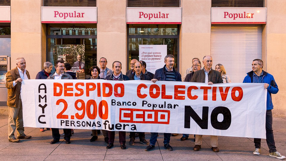 Concentración de CCOO para denunciar el recorte de personal planteado por el grupo Banco Popular (1). IÑIGO ALZUGARAY