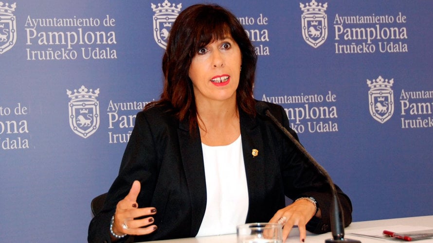 La concejala socialista, Maite Esporrín, durante una rueda de prensa en el interior del Ayuntamiento de Pamplona.