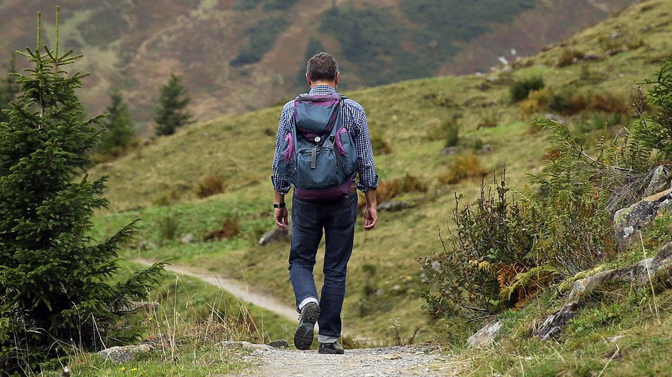 Imagen de un senderista caminando en la montaña. ARCHIVO