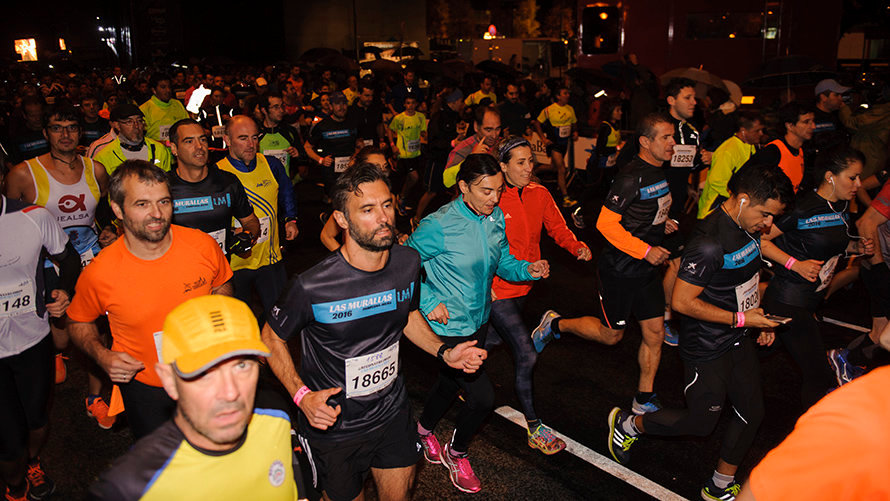La nueva edición de la Carrera de las Murallas reúne a miles de corredores en Pamplona. MIGUEL OSÉS (30)