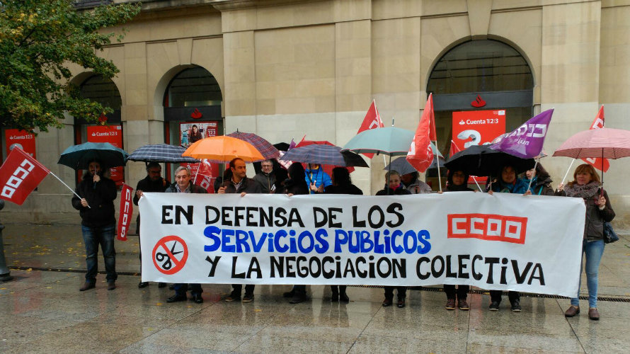 Concentración de Comisiones Obreras  frente al Palacio de Navarra en defensa de los servicios públicos