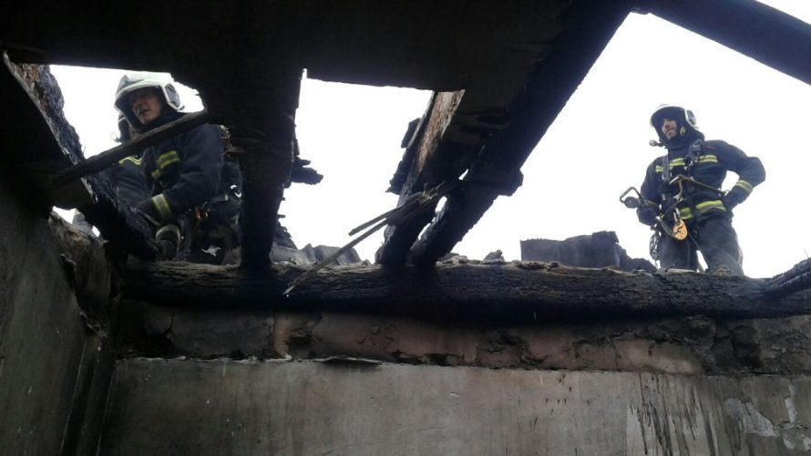 Los bomberos trabajan en el incendio de una vivienda en Olaz Subiza