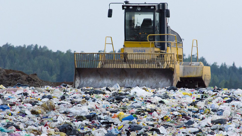 Imagen de una excavadora recogiendo algunas de las basuras de un vertedero ARCHIVO
