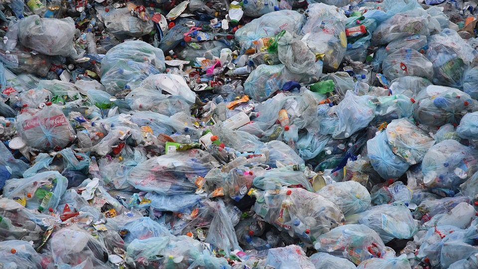 Imagen de bolsas de basura apiladas en un vertedero. ARCHIVO