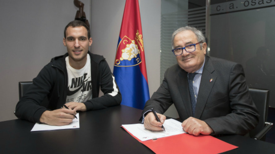 Unai García y Luis Sabalza firman el nuevo contrato. Foto CA Osasuna.