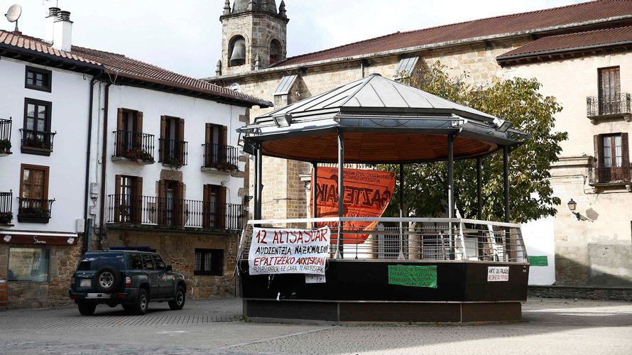 Pancarta colocada en Alsasua tras las detenciones que se han producido por la agresión a dos agentes de la Guardia Civil y sus parejas.EFE (7)