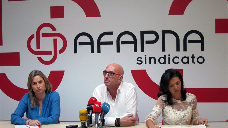 Juan Carlos Laboreo, responsable del sindicato Afapna, en el centro, en la comparecencia en su sede.