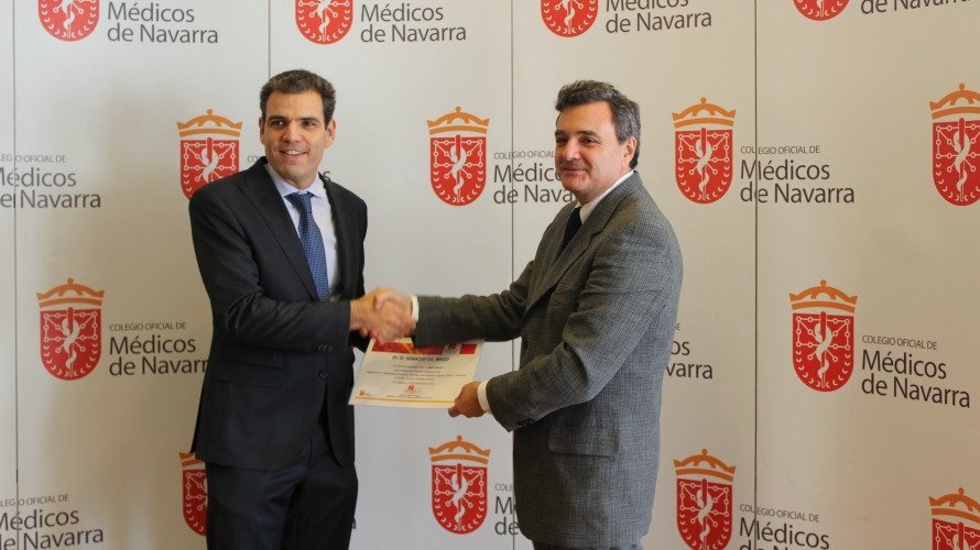 Rafael Teijeira, presidente del Colegio de Médicos, entrega la Beca al doctor Ignacio Gil Bazo.