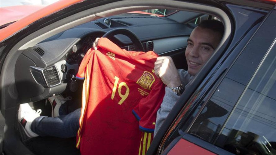 Iago Aspas muestra su camiseta de la selección española en Vigo. Efe.