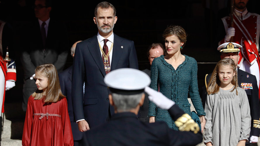 El Rey Felipe VI junto a la Reina Letizia y sus hijas, la Princesa de Asturias, Leonor, y la Infanta Sofía, han presidido la ceremonia de apertura de las Cortes en la XII Legislatura en el Congreso de los Diputados.EFE.