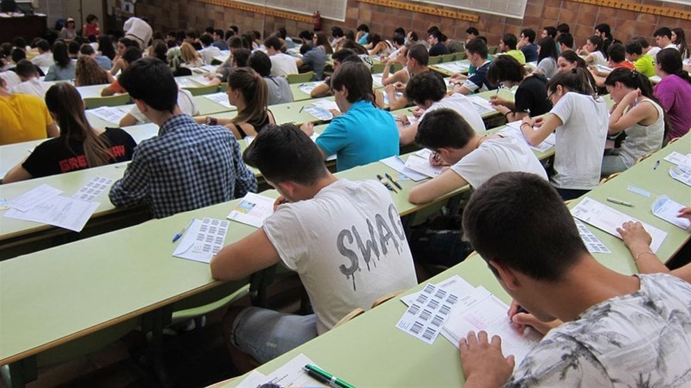 Imágenes de varios estudiantes realizando un examen de selecitivdad EE