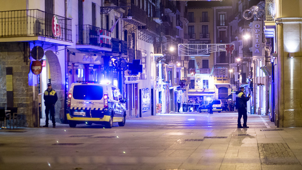 Policía Municipal acordona la calle Chapitela de Pamplona tras encontrarse un objeto sospechoso (3). IÑIGO ALZUGARAY