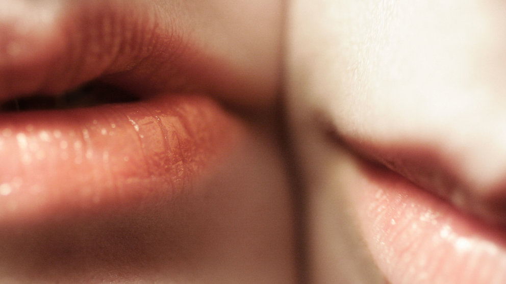 Imagen de una pareja a punto de darse un beso. Anna Sastre/ ARCHIVO