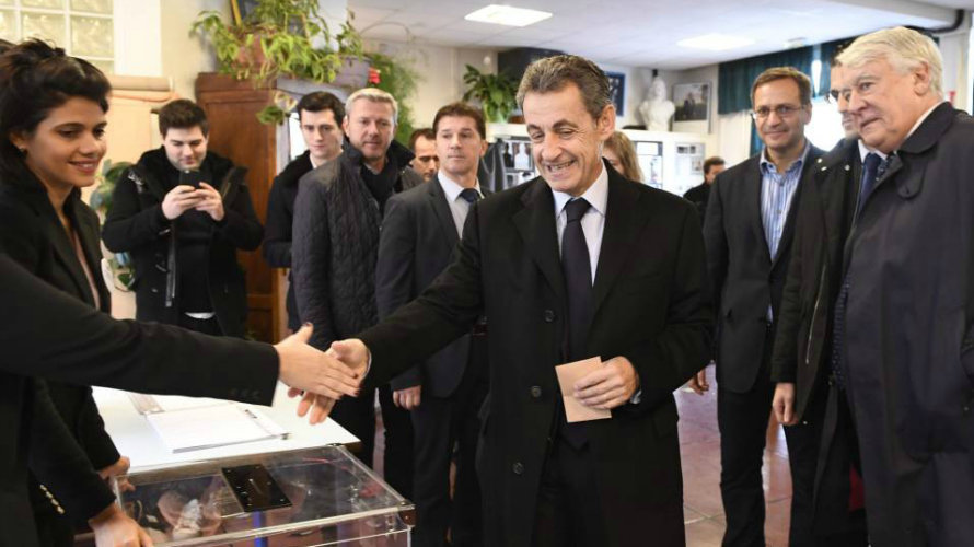 El ex presidente Nicolas Sarkozy vota en las primarias del centro derecha francés EFE