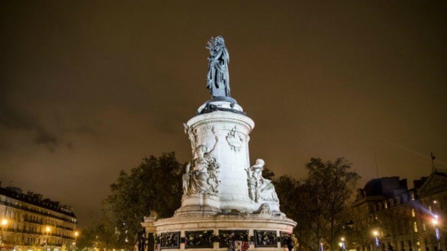 La plaza de la República repleta de personas que conmemoran los atentados del 13 de Noviembre de 2015 en París, Francia.  EFE