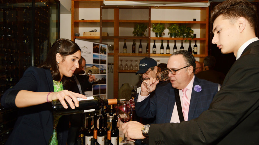 Dos personas prueban el vino navarro en una cata celebrada por la D.O. en Nueva York.jpg